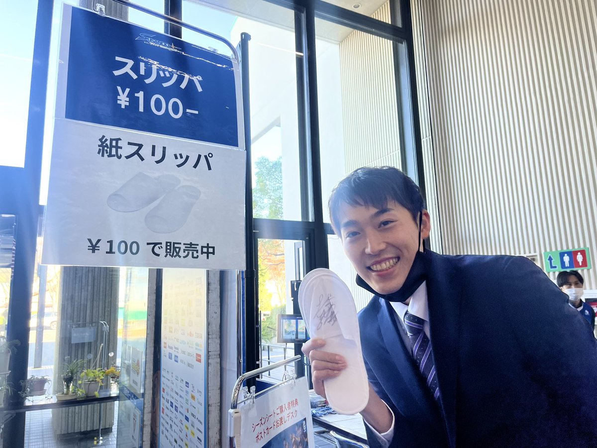 1階のアリーナ内は土足厳禁です👣🙅‍♂️ 1階席の方は室内シューズ
