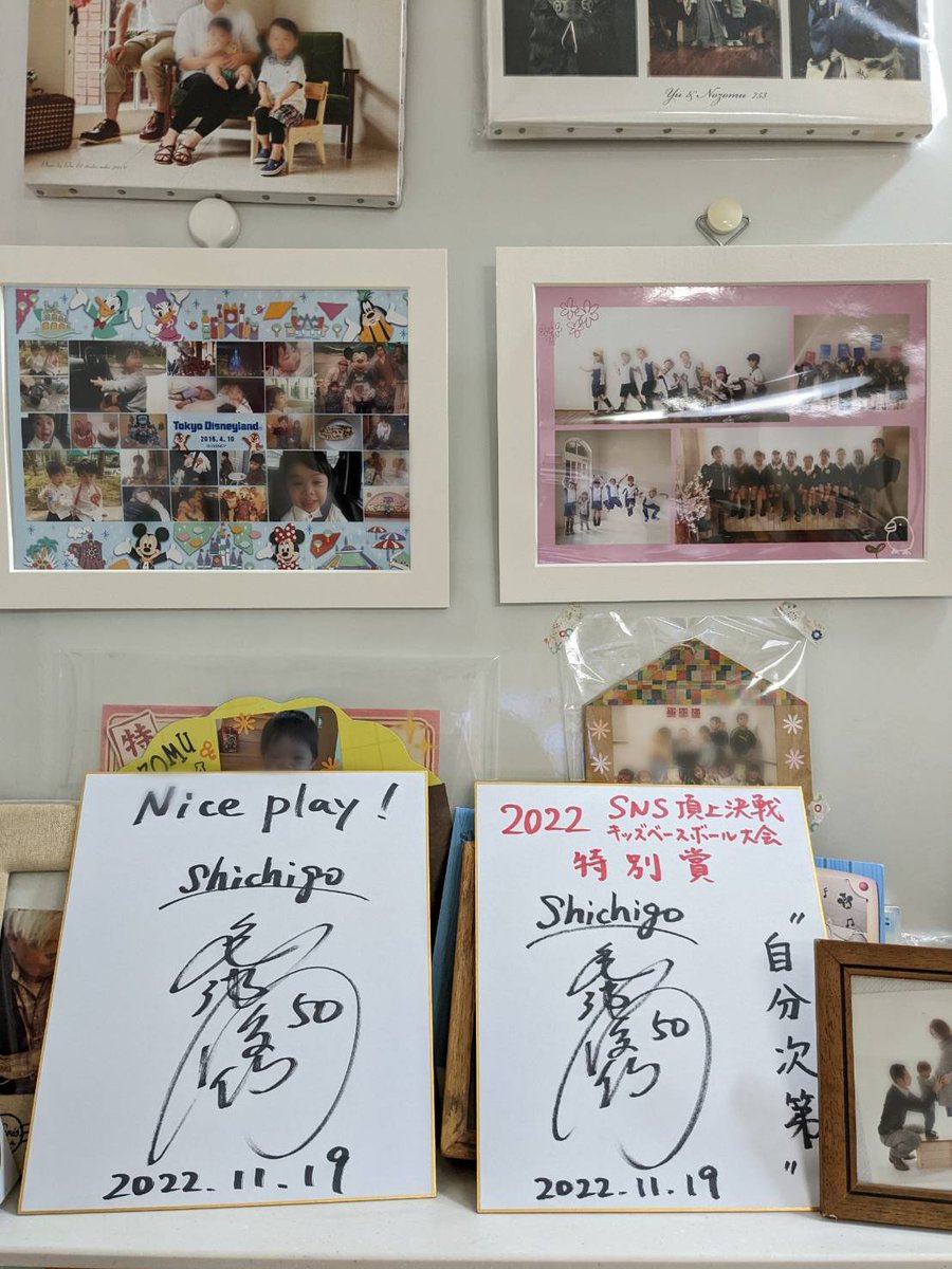 FRaijins's tweet photo. 合格の���守りと評判の某チームの某コーチの色紙ですが、家族写真スペースの１番手前に飾られた事で下段が全て遮られました😇

ライブのチケ運にも効果あるといいな〜🎫 https://t.co/lavr4qOlGe