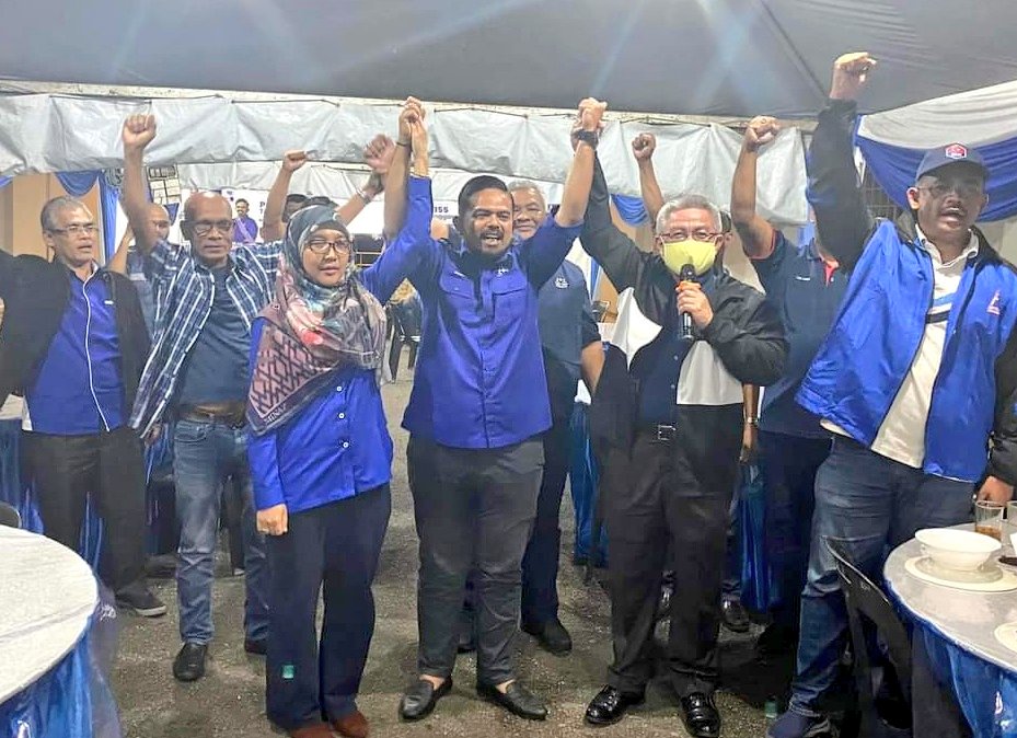 Syukur Alhamdulillah, Barisan Nasional (BN) menang di parlimen Tenggara, Johor. Terima kasih kepada pengundi² parlimen Tenggara. Tahniah diucapkan kepada YB Manndzri Bin Hj Nasib. #PRU15