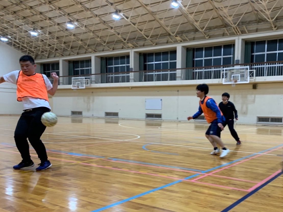 saru_begin11's tweet photo. （活動報告11/19)今日は11人で活動しました！前回来てくれた女の子も来てくれて、覚醒したメンバー、活動の中で成長するメンバーもいてめちゃくちゃ面白かったです🤣
寒い日が続きますが、体調に気をつけて残り年内の活動楽しんでいきましょう🔥⚽️
#春から香川大学 #春から香大 #足猿 https://t.co/kjEr6AAizf