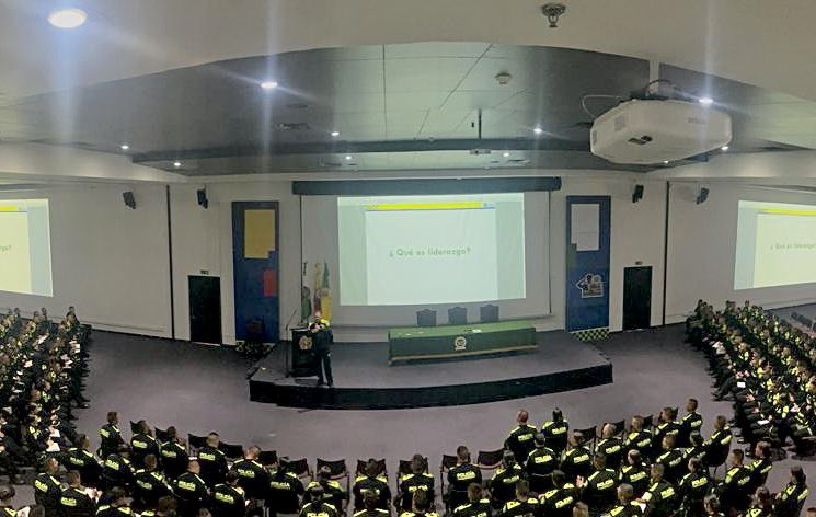 PoliciaBogota's tweet photo. Hoy desde la Escuela de Cadetes General Santander reflexionando sobre el fortalecimiento del liderazgo de los policías para lograr el objetivo común de todos los colombianos: paz, seguridad y convivencia. #ECSAN 🇨🇴🤝🏼
#DiosYPatria https://t.co/2j3hOLdpxn