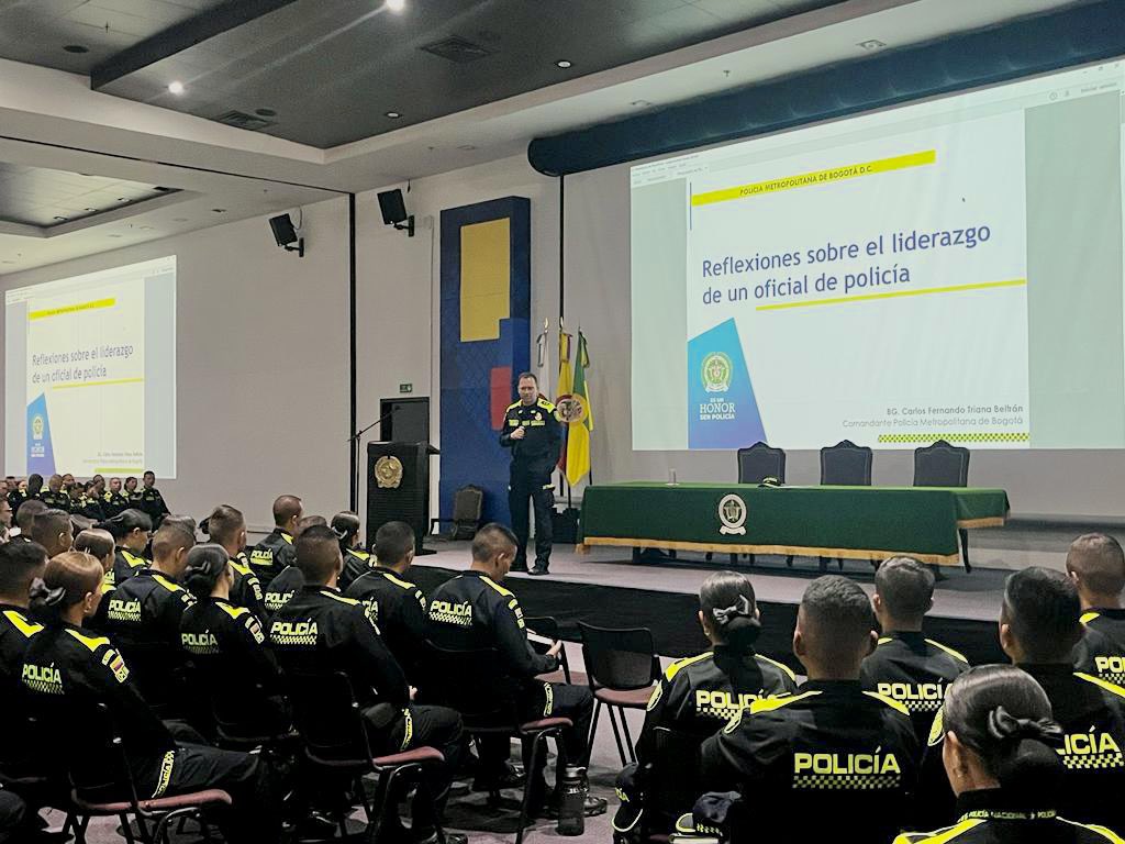 PoliciaBogota's tweet photo. Hoy desde la Escuela de Cadetes General Santander reflexionando sobre el fortalecimiento del liderazgo de los policías para lograr el objetivo común de todos los colombianos: paz, seguridad y convivencia. #ECSAN 🇨🇴🤝🏼
#DiosYPatria https://t.co/2j3hOLdpxn