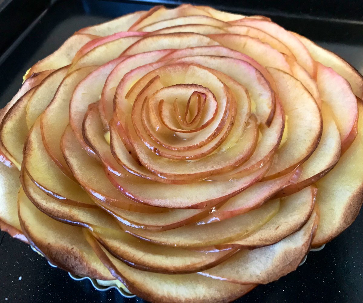 こんにちは〜休日だし無謀なチャレンジしてみようコーナーでりんご🍎の薔薇ケーキを作りました うーん、やっぱり無謀なチャレンジでした😊え？薔薇🌹に見えないですか？さぁ！心の目で見るのです〜👀
