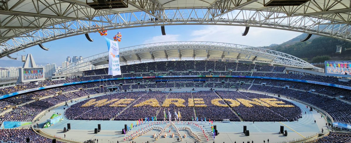 EllieCharlotte9's tweet photo. The Chairman Lee is rather amazing because he is ordinary. Nothing humanly, but the Bible proves him.

🧑🏻‍🎓100,000 Graduation Ceremony of the 12 Tribes of Shincheonji
💻Live: https://t.co/FILoDFsKfx https://t.co/sPZeKX3QvQ