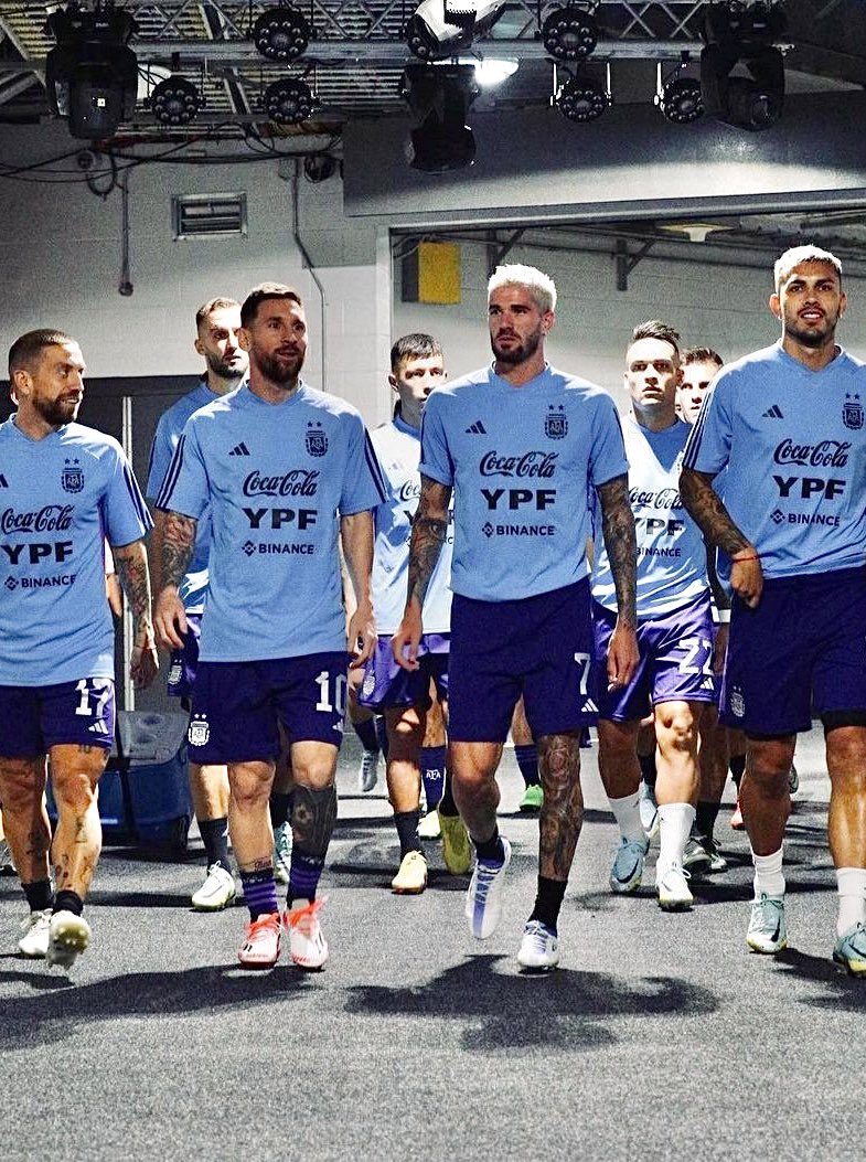 Un país entero esta con ustedes. Hagan historia muchachos 🇦🇷#Qatar2022