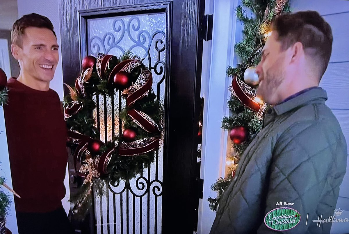 Hallmark Jacket tweet media