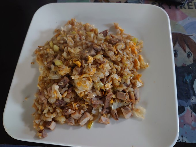 個人的な炒飯のコツは。
・鉄鍋を使い、とにかく予熱する。
・油はケチらない
・材料は手元に全て用意し、2分で作る気持ちで一気にやる 