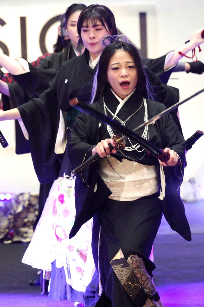 yousei0714's tweet photo. ビッグサイト DESIGN FESTA
vol 56
#しらぬひ抜刀隊
#ビッグサイト
しらぬひ抜刀隊ショーステージ https://t.co/DjYVqluWpV