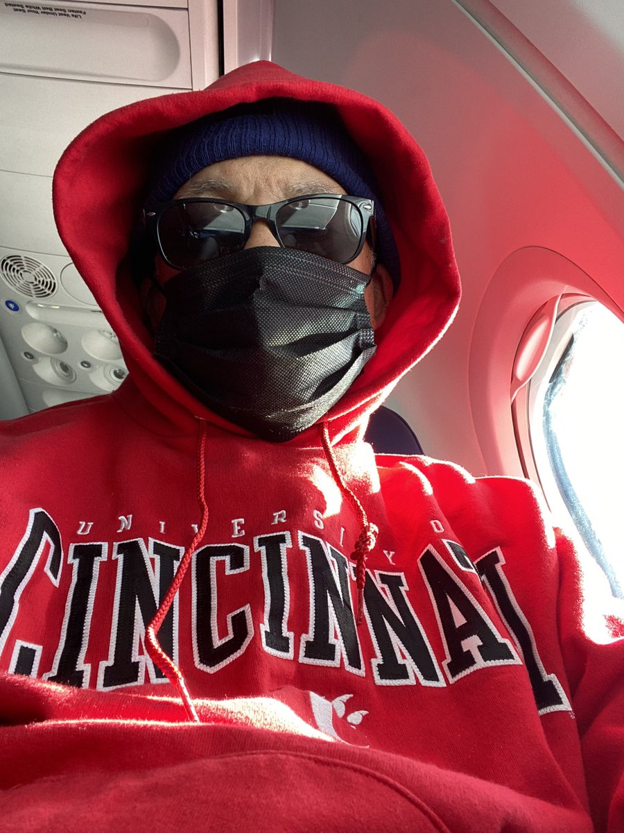 Just landed in Maui with the BEARCATS!🤓🏀❤️🖤