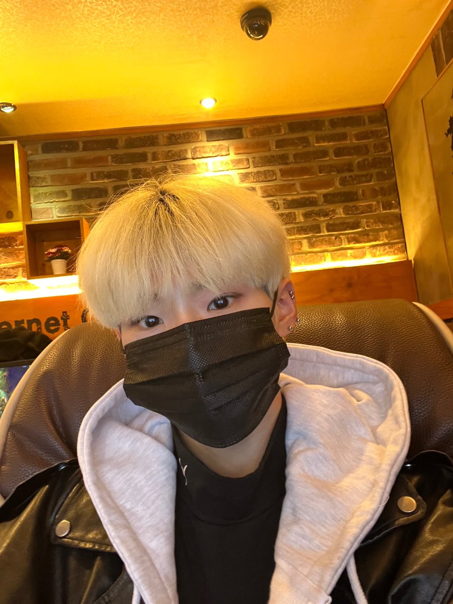 aplus_bigdipper's tweet photo. 명제형이랑 쉬는 날 피시방😆
게임:배틀그라운드 
치킨 먹을 수 있겠죠...?🍗🤤

#THEBIGDIPPER #더빅디퍼
#시우 #SIWOO https://t.co/Ngkp6WGXe0