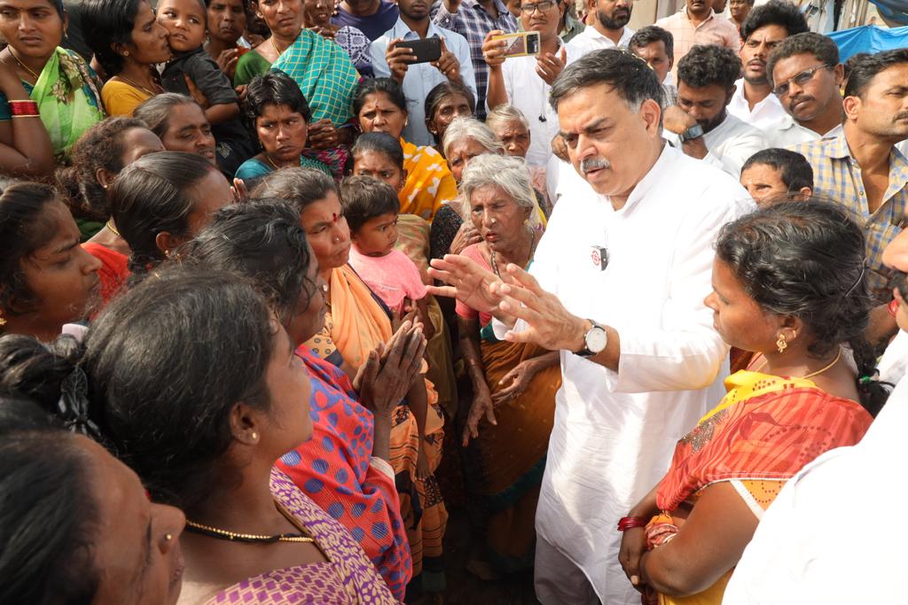 JanaSenaParty's tweet photo. అన్నమయ్య డ్యాం జల విలయానికి ఏడాది అయినా ప్రభావిత గ్రామాల ప్రజలు నేటికీ తేరుకోలేదు. జనసేన పార్టీ రాజకీయ వ్యవహారాల కమిటీ ఛైర్మన్ శ్రీ నాదెండ్ల మనోహర్ గారు శనివారం పులపుత్తూరు గ్రామంలో పర్యటించి బాధిత ప్రజలను పరామర్శించారు. https://t.co/JvYyP7AMHr