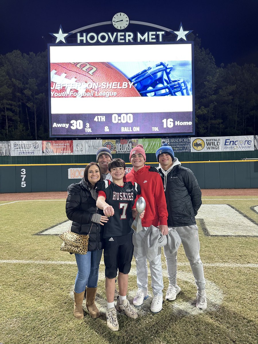 joshfloydHT's tweet image. Both of our 6th grade teams went undefeated and played in the JSYFL Championship tonight!  Appreciate the coaches and players for their hard work and can’t wait to coach this group!  @HuskyFast