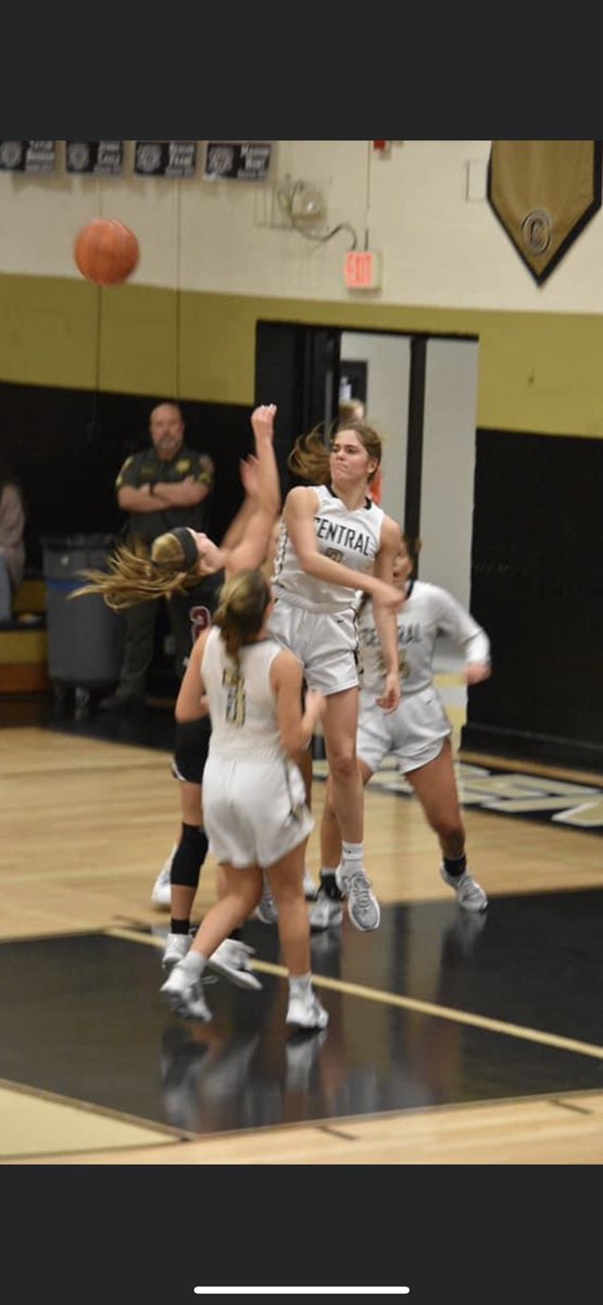 Congrats to ⁦Central Magnet senior ⁦⁦<a href="/olivia_c_hart/">Olivia Hart</a>⁩ on scoring her 1,000th point as a Central Magnet Lady Tiger today against York at Coffee County!!! Great job Olivia!!!!