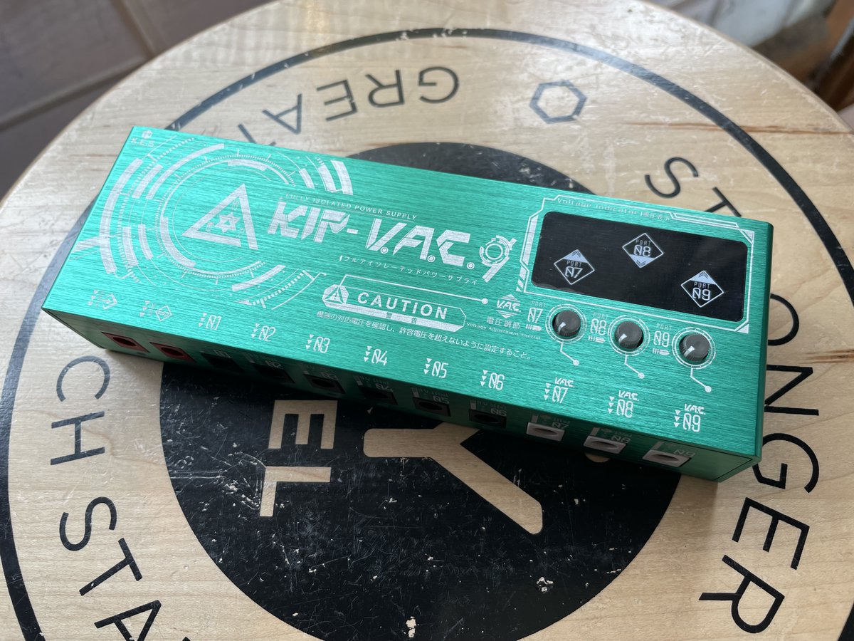 BigBossNagoya's tweet photo. 本日発売！
K.E.Sの新型パワーサプライ『KIP-V.A.C.9』極小入荷😆

フルアイソレート！電圧をコントロール可能なボルテージアジャスト機能搭載のポートを3つ、無負荷時供給電圧を9.8Vのポートを6つの全9ポートを持つパワフルで高機能なパワーサプライとなっています！

#サステナブルな低電圧 #KIPVAC9 https://t.co/YxNa0s2l8q