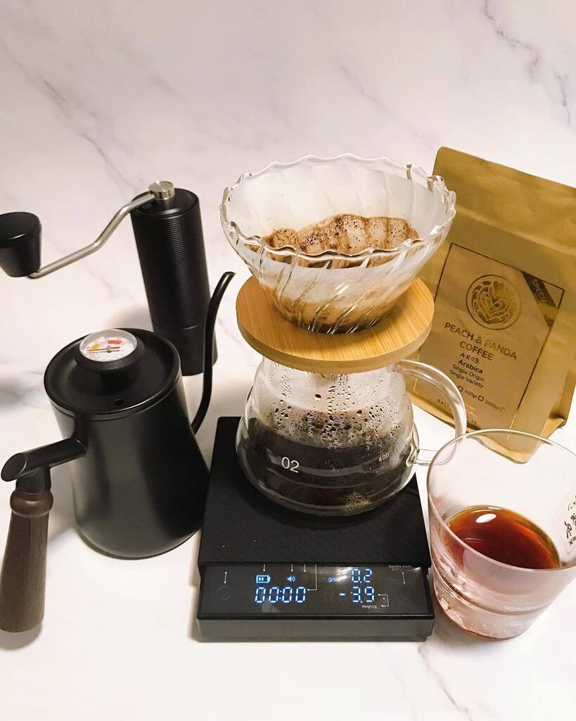 Pour over using specialty Arabica beans from Peach and Panda @pandp_coffee (also served at the Raffles Hotel Bali). 

Recipe is 15g beans and 250ml water, with 50ml for initial 30” bloom and rest of 200ml poured in 3-min extraction. 

The brew is lusciou… instagr.am/p/ClKvQ4WyPgl/
