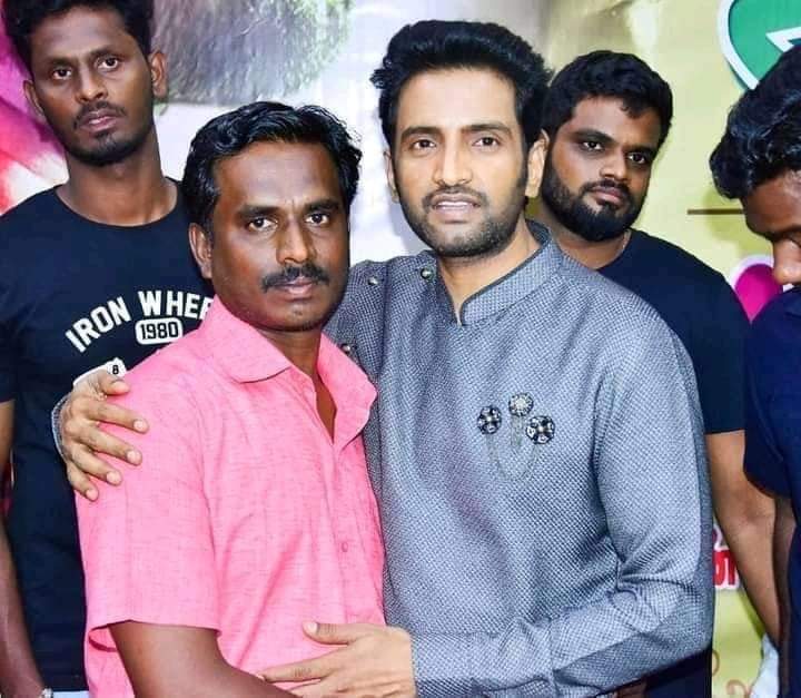 SDharamapuri's tweet photo. தருமபுரி மாவட்ட @iamsanthanam @KKumaravelMKS ரசிகர் நற்பணி மன்ற மாவட்ட செயலாளர் அண்ணன் திரு.@kumarTN29 அவர்கள்., #kadathur_SfcTn29 சார்பாக., "*நினைப்பதெல்லாம் நிறைவ��ற ஆனந்தம் ததும்ப நிறைவாய் வாழ்வு அமைய*"
இனிய பிறந்தநாள் நல்வாழ்த்துக்கள்.,🎂💐
#HBDKumar https://t.co/kum8a00DgL