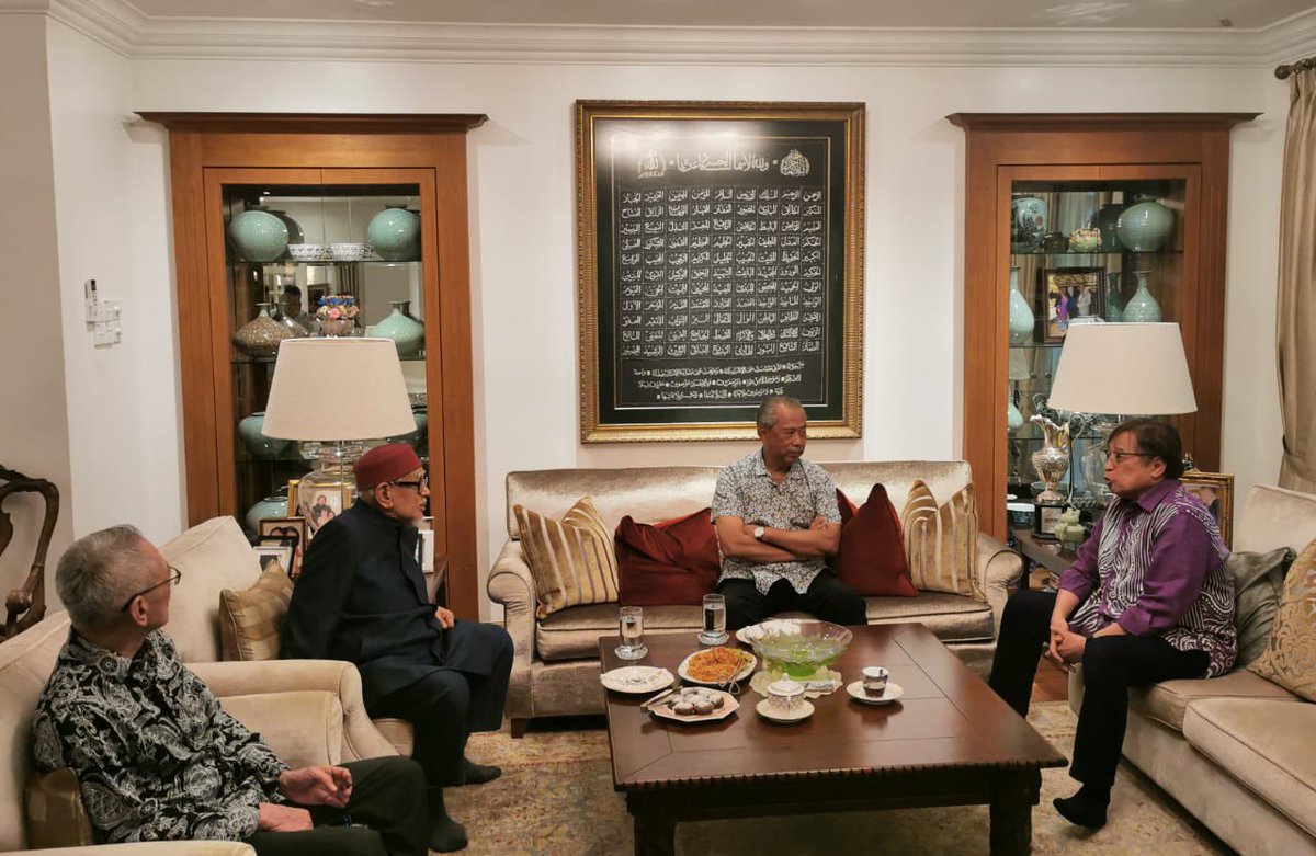Pagi ini saya menerima kunjungan YAB Tan Sri Datuk Patinggi Tan Sri (Dr) Abang Haji Abdul Rahman Zohari Tun Abang Haji Openg, Premier Sarawak dan YB Tan Sri Tuan Guru Haji Abdul Hadi Awang, Presiden PAS untuk membincangkan pembentukan Kerajaan Persekutuan. (1/2)