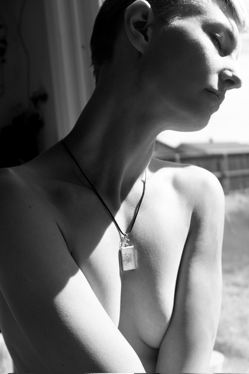 kevincampphoto's tweet image. The Bare Essence of Beauty starring Kristen, pendant by Heather Lee. #dramaticportrait #portrait #window #sunlight #emotional #emotionalportrait