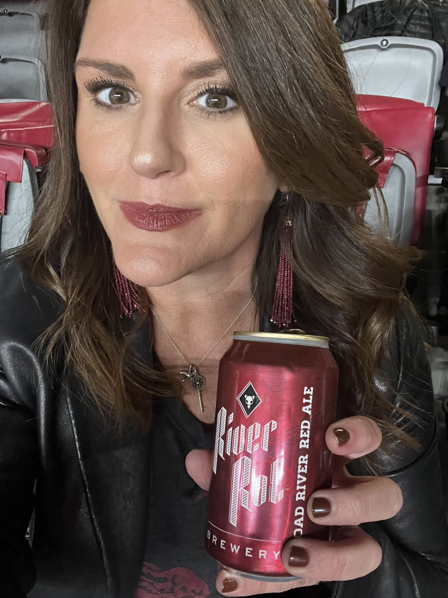 krissyhaynie's tweet photo. We outchere! 🤙🐔✨ #letsgococks #spursup #gamecocks https://t.co/LKFSdgGg9q
