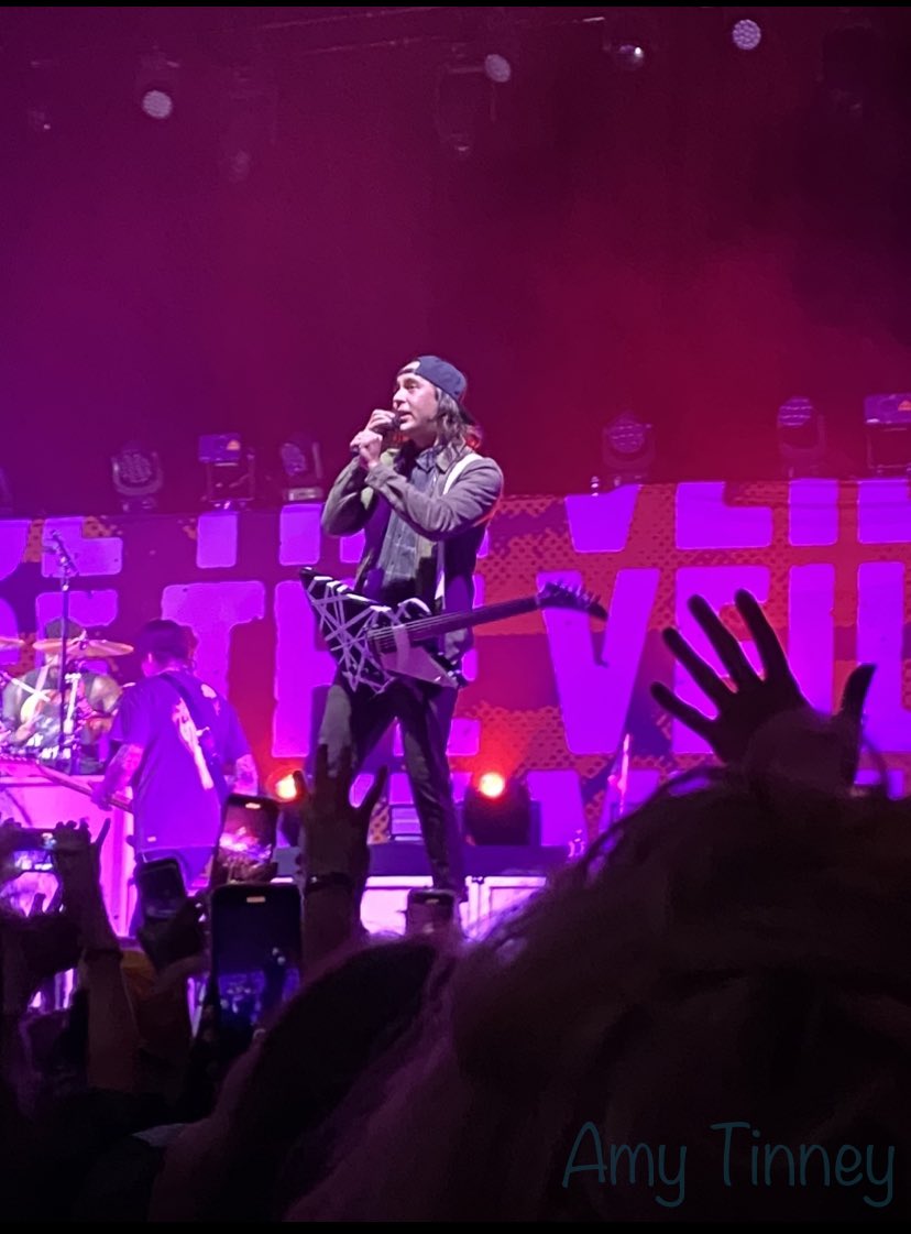 amy_tinney's tweet photo. So this fucking happened tonight 😭😭 Can’t believe I actually saw @piercetheveil/@piercethevic in person 😭😭 https://t.co/CeOEEWyiiG