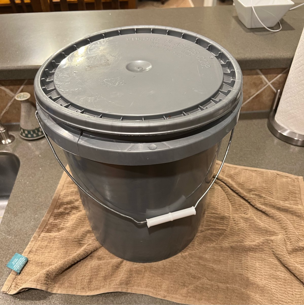 Water change for the turkey. And yes I hold the turkey down with bricks. (If it’s good enough for the mafia, it’s good enough for me!) 🦃 #Thanksgiving