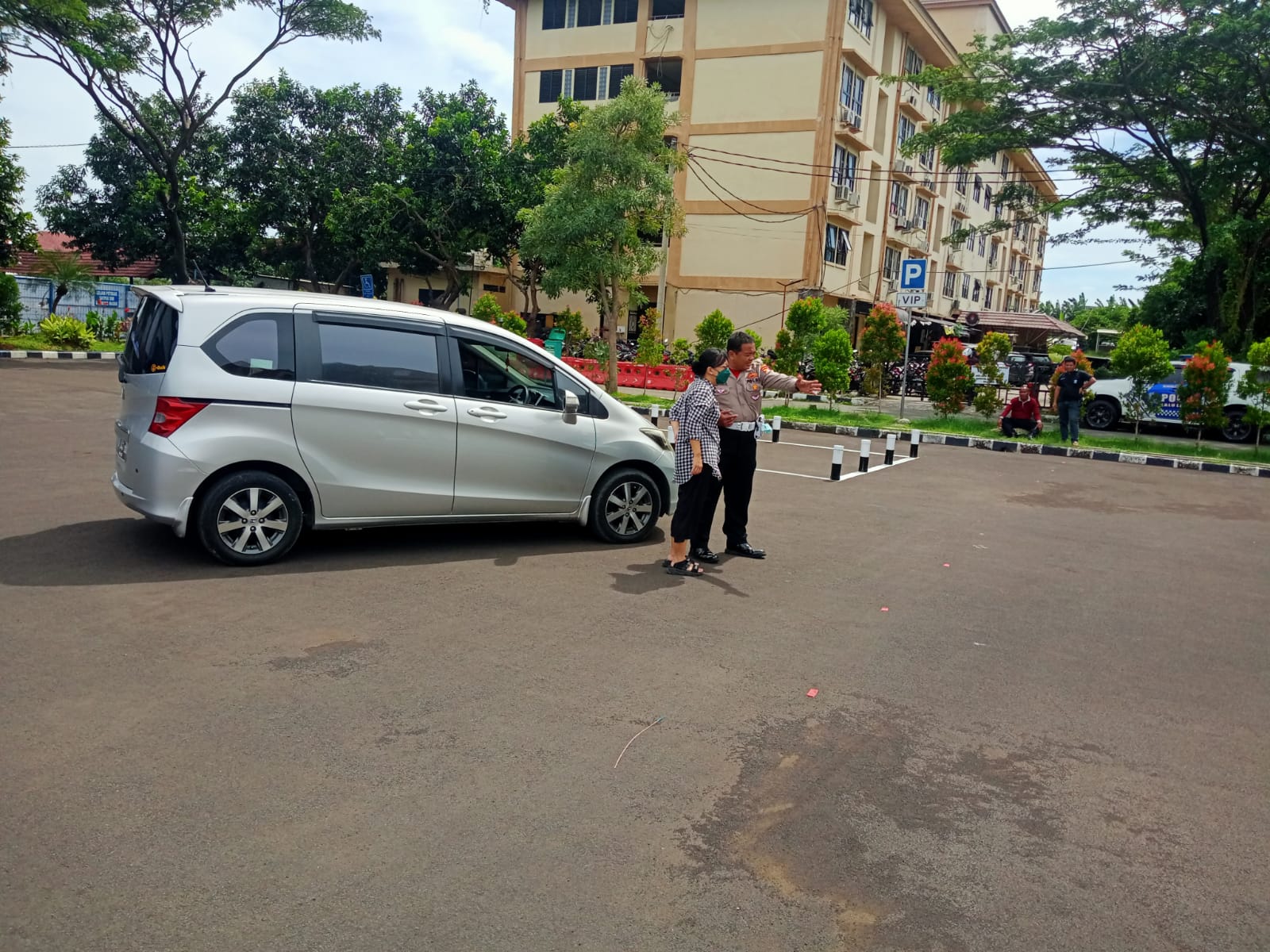 TMC Polda Metro Jaya on Twitter "11.38 Polri Dit Lantas PMJ memberikan