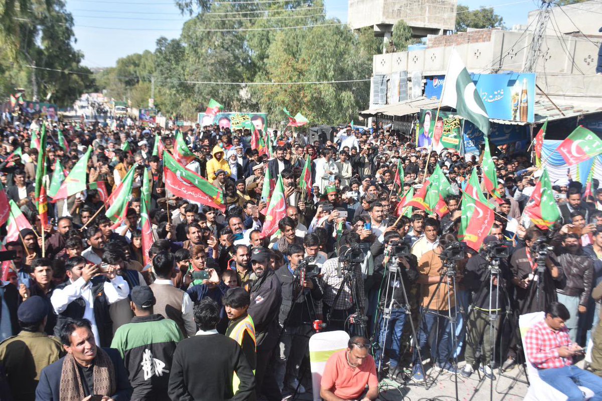 PTIofficial's tweet photo. Secretary General PTI @Asad_Umar addressing the crowd at Balkasar interchange. #الیکشن_کراؤ_ملک_بچاؤ https://t.co/Peutpshq44