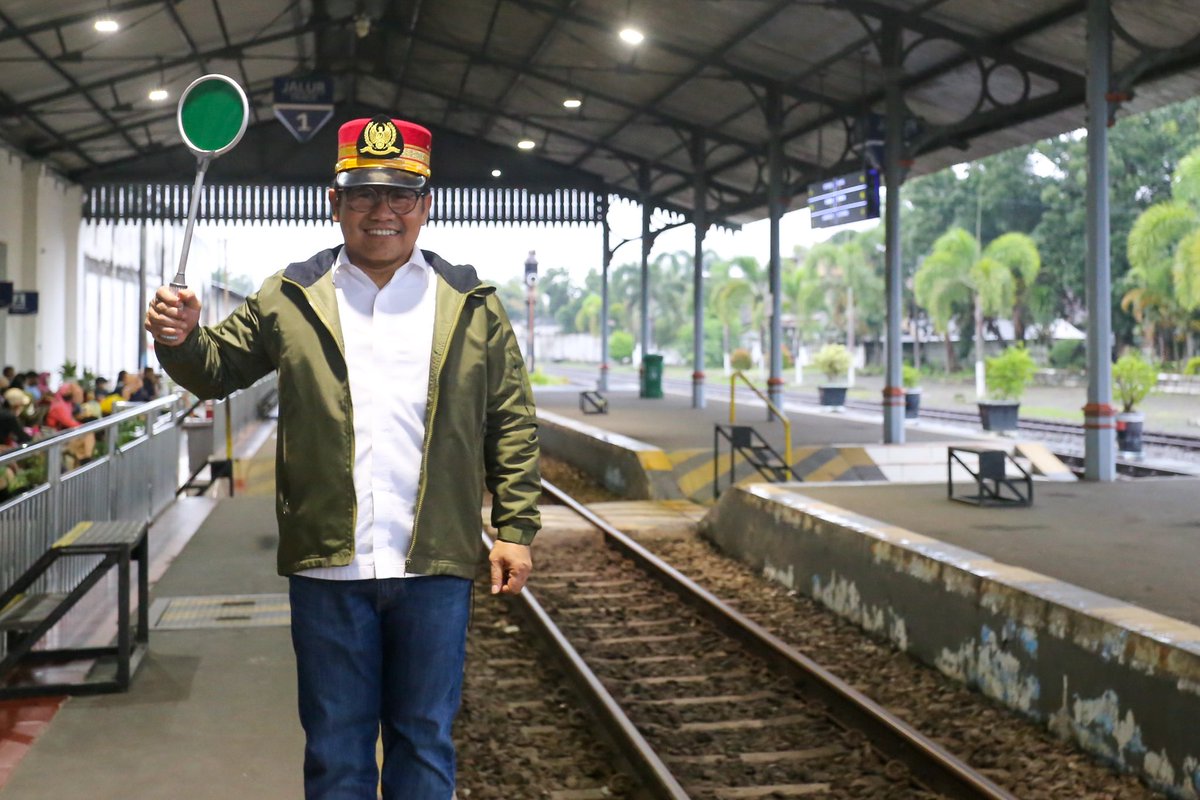 cakimiNOW's tweet photo. Siang boss,
Jalanlah seperti kereta api, jelas tujuanya jelas arahnya, jelas dimana harus istirahat.
Jalan terus tak perlu ragu, yang menghambat dan menghadang tabrak saja.. hehehe
Tapi ingat dalemanya harus bersih demi para penumpang 
Tapi para penumpang harus taat sama masinis https://t.co/H23HYTM3rQ