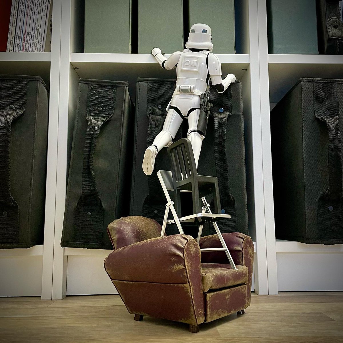 anthoatana's tweet photo. Vendredi, archiver la semaine #archive #stormtrooper #starwars #disney #hottoy #clubchair #ikea #toy #toystory #toystagram #toyphotography #actionfigures #6scale https://t.co/MLD6IMamay