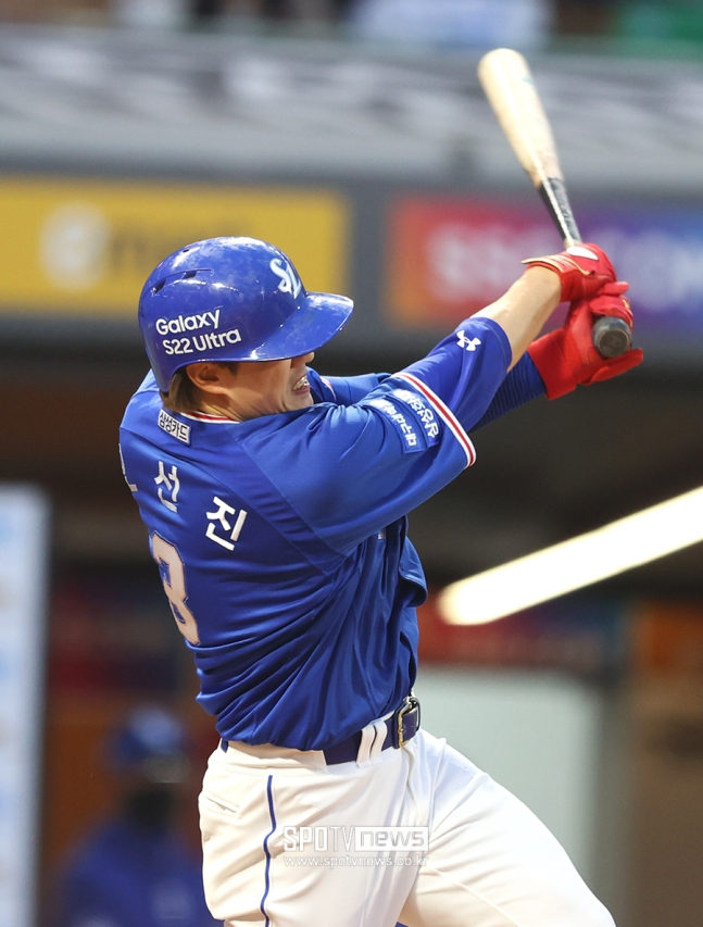 오선진은 "FA 신청 전에 구단과 얘기는 했다. 신청하지 말라는 말씀은 하지 않으셨다. 하면 잘 얘기해보자고 하셨다. 나 역시 삼성에 있고 싶고, 여기서 선수로 마무리하고 싶은 마음이 크다"
"삼성이 너무 좋다. 야구하는 환경을 잘 만들어주신다. 구단 프런트도 감독 코치님들도 지원을 잘 해주신다"