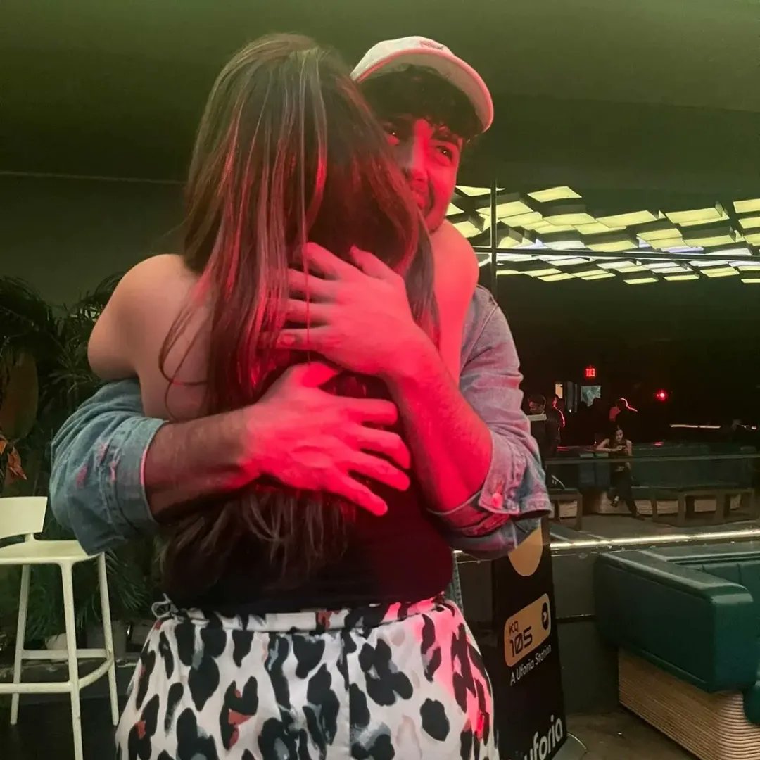 Moumoune_28's tweet photo. Repost @valeriem11
Kqcustico con el nene @jencarlosmusic
Esgalilla con las nenas y el apreton que no puede faltar! Como en los viejos tiempos 😍
#teamcanela #canelitas #kq105 #kqcustico https://t.co/wqmDGYyuU8