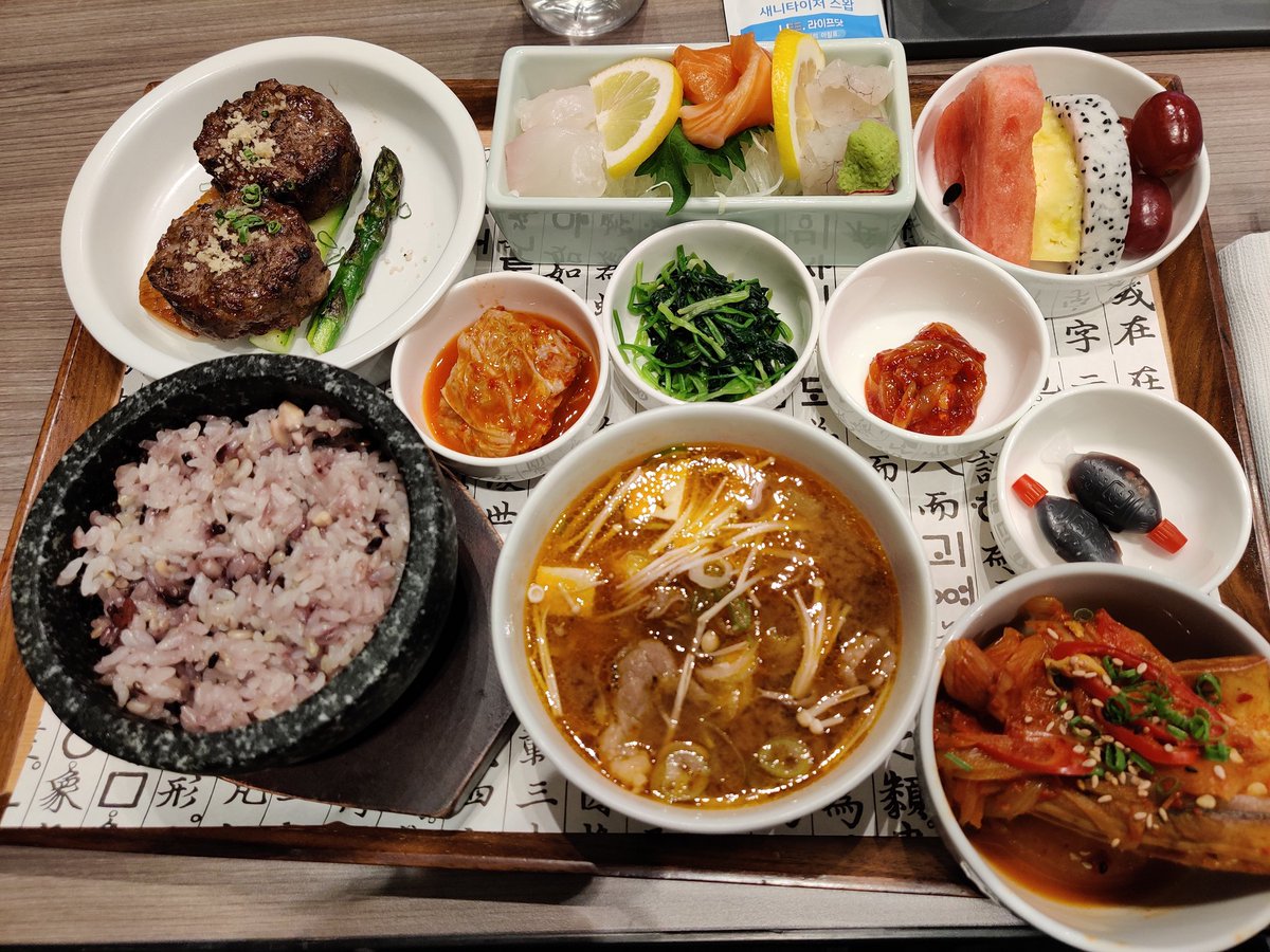 Now that's a meeting lunch "box". Fun science and amazing food at 7th Annual KSEH meeting. 🤤