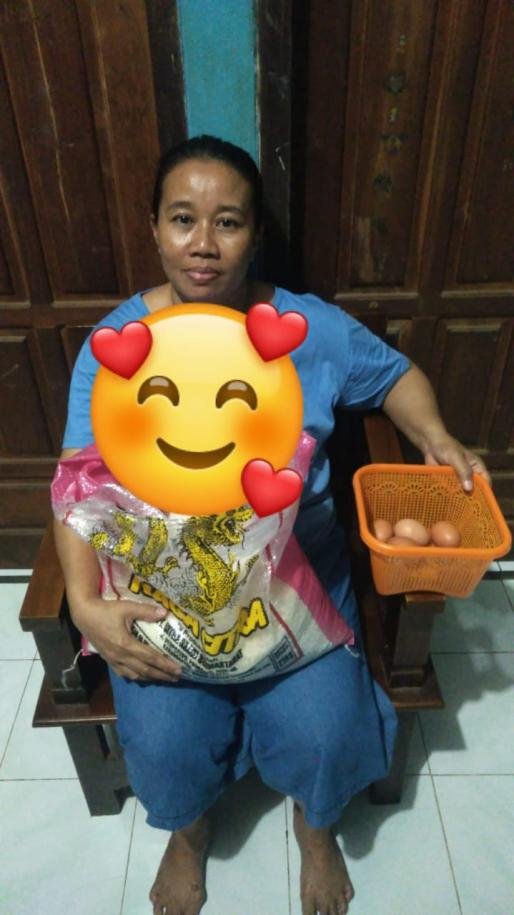 Social_ImpactV's tweet photo. #thankyouSIV　This is my mother, she is very happy because I bought rice, eggs and other basic needs with my salary. Thank you SIV for helping me to earn money for my family😊. I am not working because it is very difficult to find work since covid 19. https://t.co/JPOdLohJCP