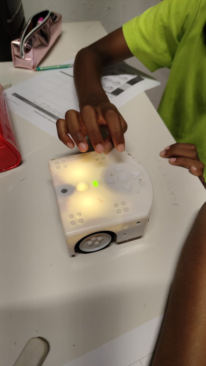 daventura972's tweet photo. #CM2CODEauCOLLEGE
Après 2 ans, c’était aujourd’hui le retour des élèves de CM2 de l’école Occuline Amazan @VilleDuRobert au #CollegeConstantLeRay autour du robot @ThymioII. Découverte de la salle de technologie. @CircoTrinite
@DaneMartinique. #robotique #LiaisonEcoleCollege https://t.co/DTMs4Q6n17