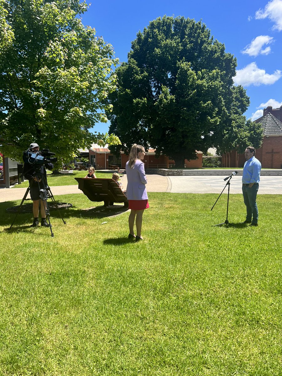 brewers_aus's tweet photo. Celebrating #AgDayAU in Myrtelford, the heart of Vic’s barley and hops growing area, with launch of new report on the importance of farmers for Aussie beer. Check it out here: https://t.co/UvgJ6kQMKM @NationalFarmers @GrainGrowersLtd https://t.co/FHfydgRHCF
