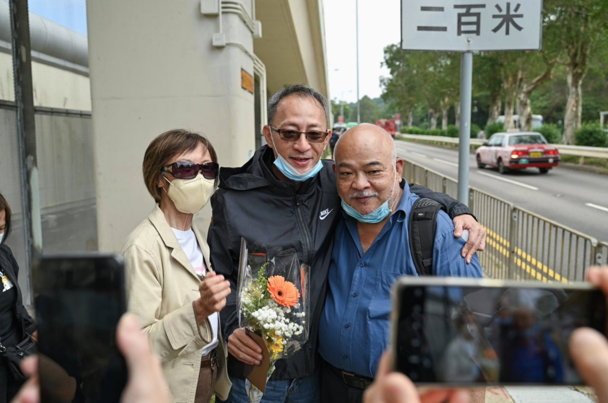 #PoliticalPrisoner &amp; former radio show host Edmund "Giggs" Wan was released from prison on Friday morning in #HongKong after having completed his sentence for #sedition &amp; money-laundering (helped young protesters who'd fled to Taiwan). Locked up since Nov 2020. Many greeted him.