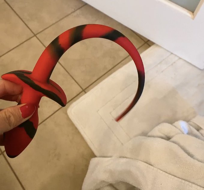 It&rsquo;s super cute tail, isn&rsquo;t it 😊😊😊??? ❤️🖤 https://t.co/WVQpWgyAry