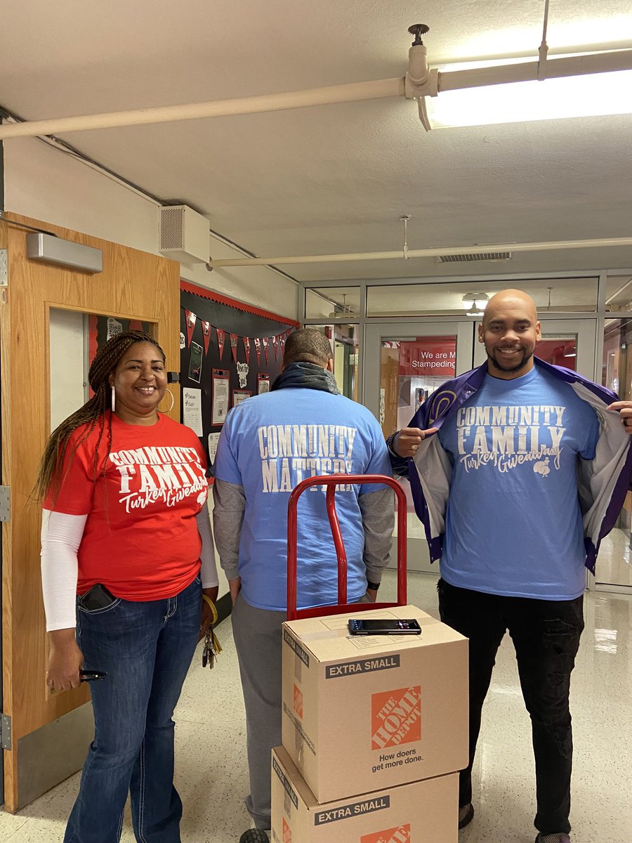 TiffinyG33's tweet photo. Thank you to @KingDavidReeves &amp; his team for providing Thanksgiving meals for our families @MarkTwain_TAG #CommunityMatters
#CommunityFamilyTurkeyGiveaway
#5MCapital #keeshamoore
#commercialrealestate
#CarterAlum #CarterHigh #CarterCowboys
#MentorConnector
#KingDavidReeves https://t.co/HjugXKjNTJ