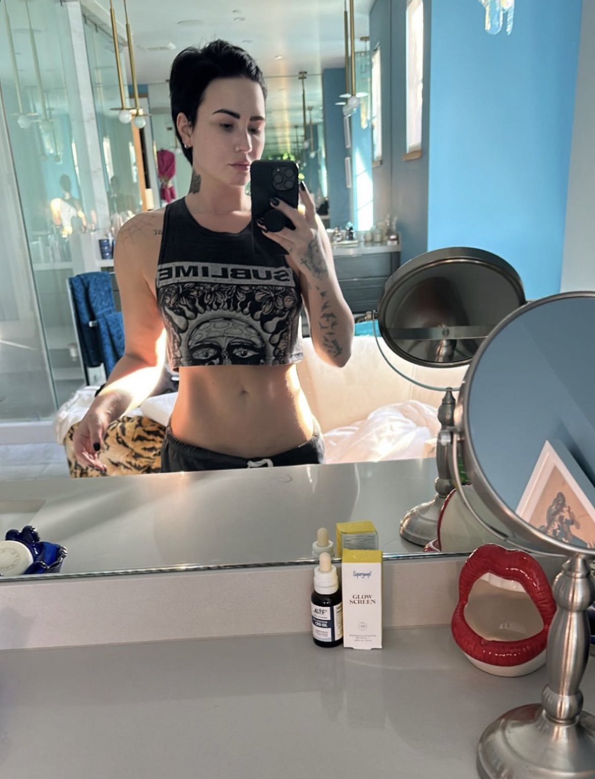 Buzzing Pop on Twitter "Demi Lovato shows off toned abs in new photo