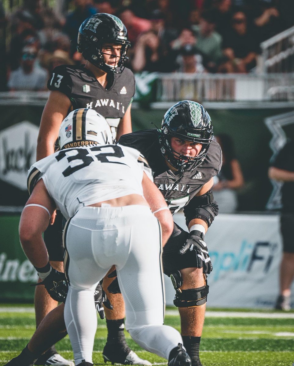 HawaiiFootball's tweet photo. “So thankful for the time I’ve gotten to spend on this island. Mahalo to Hawai’i and all of the fans.”- @aus_hopp #BRADDAHHOOD https://t.co/1BmO3EeDMY