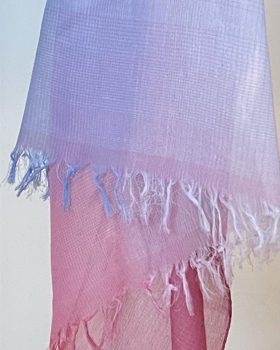 播磨織にはこんなものも。ふんわりとシルキーな肌触りのコットンストール。2019年のグッドデザイン賞を受賞したそう。髪の毛より細い糸で織っているだけにこの透け感。
fabori.shop  #西脇市　#播磨織　#ストール