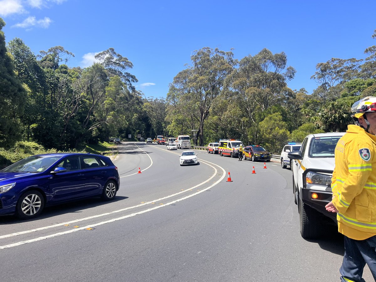 kassrogan's tweet photo. Traffic is slow moving on Bulli Pass after a truck has gone over a guard rail and rolled around twenty metres down an embankment. The driver managed to free himself from the vehicle uninjured. #WINNews @WINNews_Woll https://t.co/Jn4rbcMIM7
