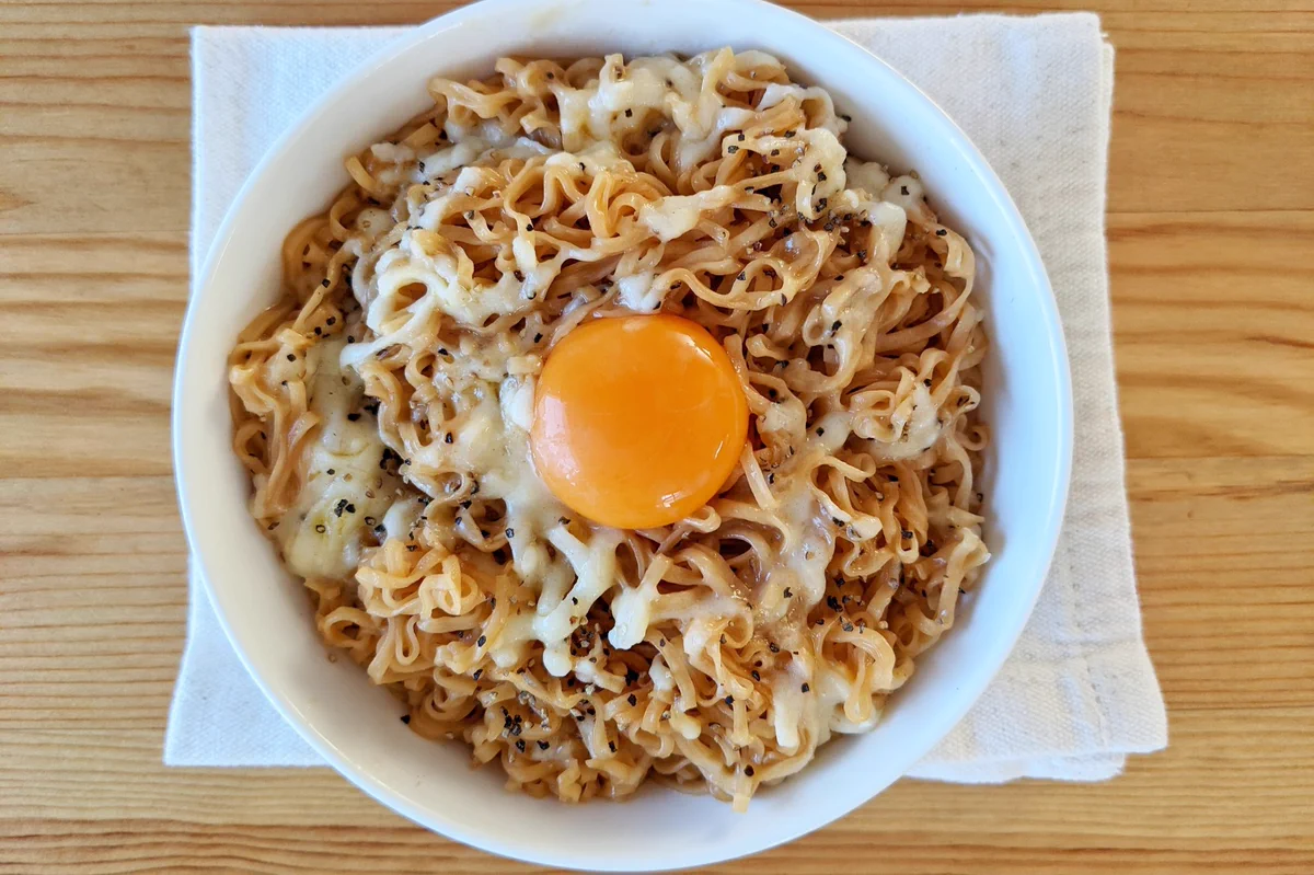 チーズとの組み合わせがよく合いそう！「チキンラーメン」の美味しそうなアレンジレシピ！