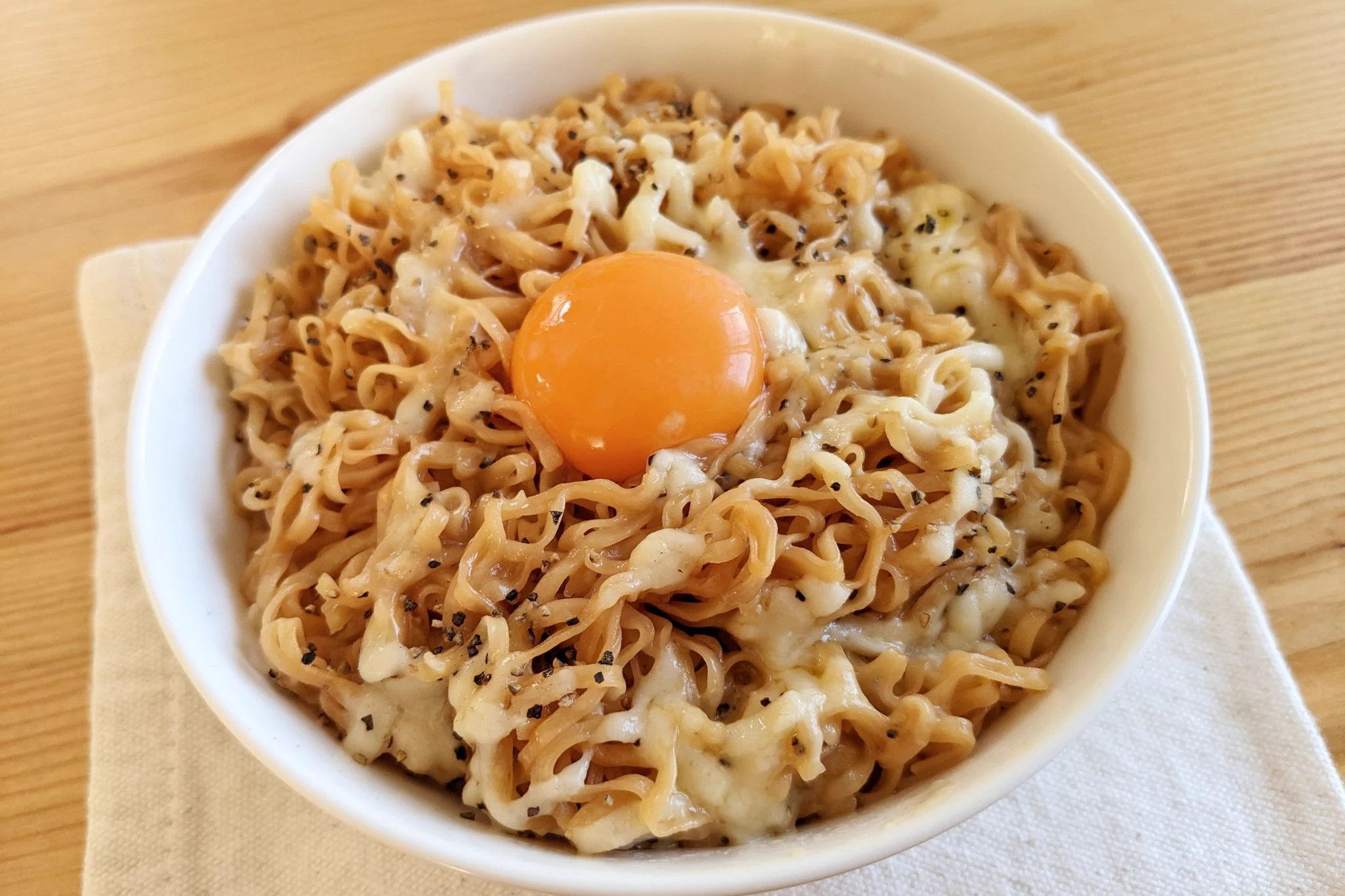 チーズとの組み合わせがよく合いそう！「チキンラーメン」の美味しそうなアレンジレシピ！