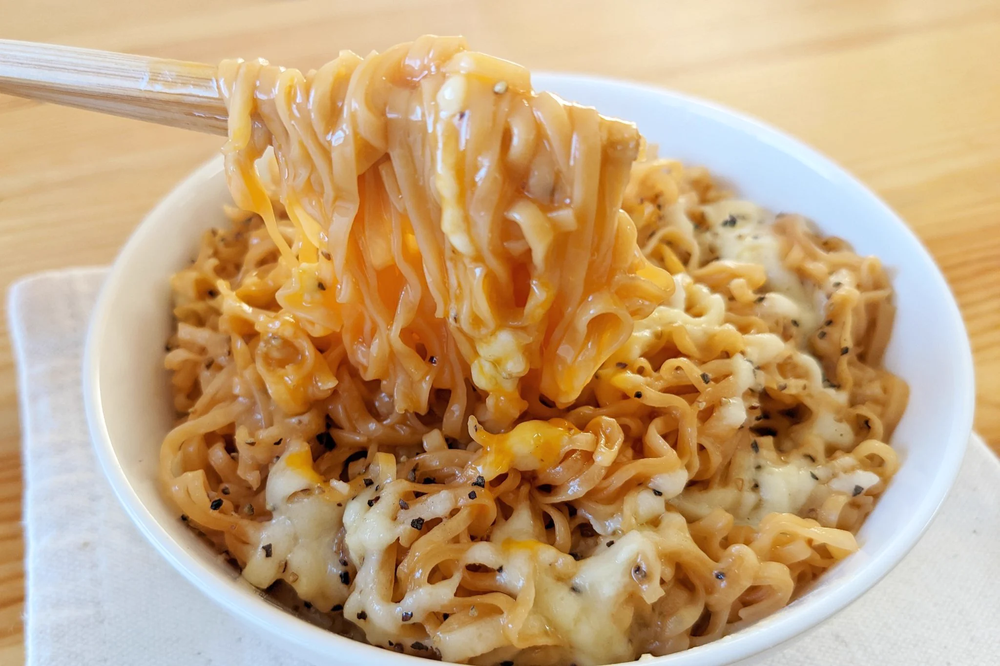 チーズとの組み合わせがよく合いそう！「チキンラーメン」の美味しそうなアレンジレシピ！