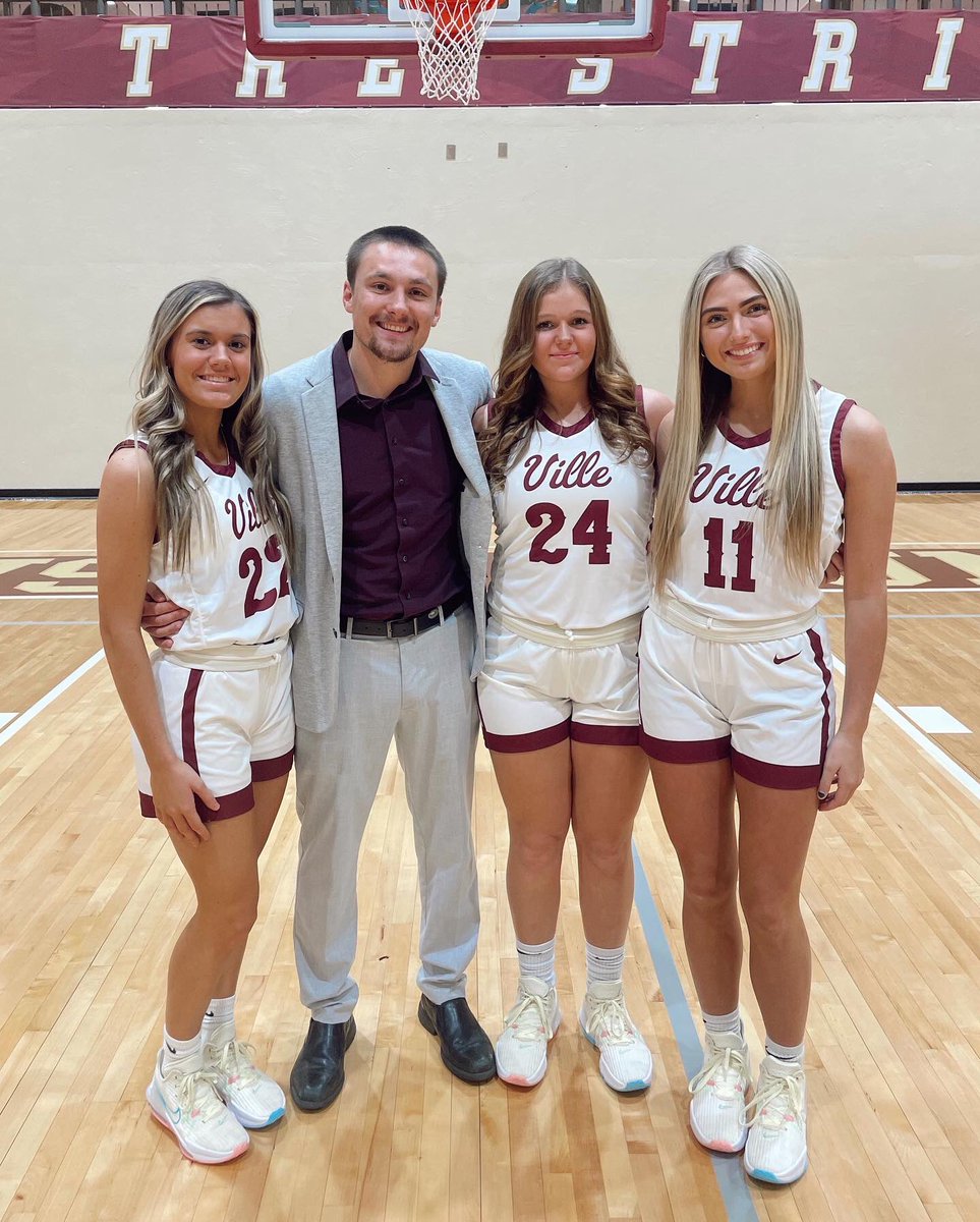 🏀22-23 Lady Tigers 🏀

"Surround yourself with people who make you happy. People who make you laugh, who help you when you’re in need. People who genuinely care. They are the ones worth keeping in your life. Everyone else is just passing through." -Karl Marx