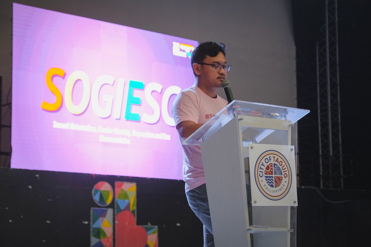yogawithben's tweet photo. @TheRedWhistle went back last week to Taguig City University for #SCREWAIDS, with Rotary Club of Makati West and the Taguig Social Hygiene Clinic. We also surprised the students with @itsladymorgana!
A glimmer of hope: out of 377 students, ZERO screened reactive to HIV! https://t.co/cPngjQHtTi