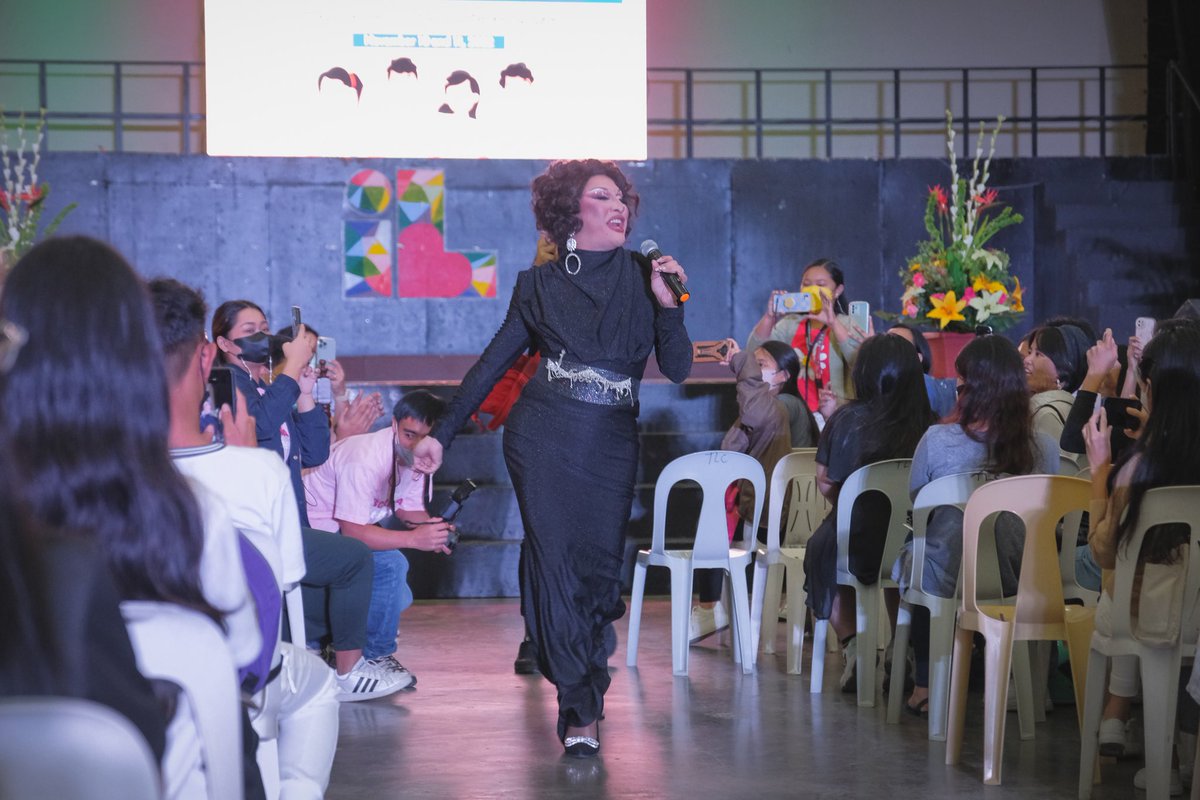 yogawithben's tweet photo. @TheRedWhistle went back last week to Taguig City University for #SCREWAIDS, with Rotary Club of Makati West and the Taguig Social Hygiene Clinic. We also surprised the students with @itsladymorgana!
A glimmer of hope: out of 377 students, ZERO screened reactive to HIV! https://t.co/cPngjQHtTi