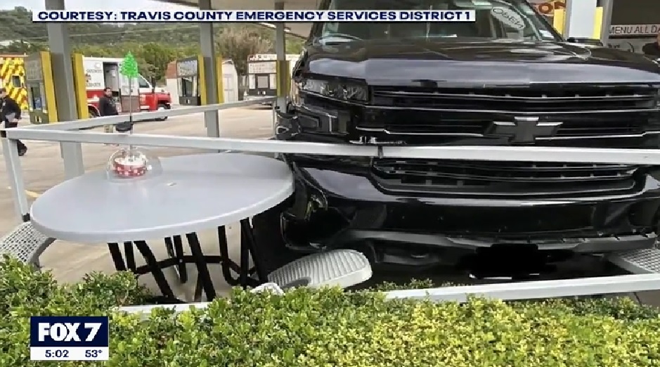 reiter_rob's tweet photo. 2 #CustomersInjured when driver #crashesinto #PatioDining #OutdoorDining at a #Sonic restaurant in Lago Vista Texas #storefrontcrash #60timesperday
https://t.co/L1Avzu2HCl https://t.co/JOTWOVvoHh