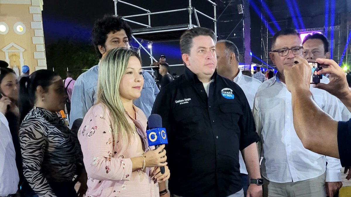 globovision's tweet photo. #Nacionales | El alcalde Gustavo Duque (@duquegustavoS) asistió este jueves a la Basílica de Nuestra Señora de Chiquinquirá para formar parte de la celebración en honor a la Virgen. Aseguró estar feliz de recibir el "calor del pueblo zuliano" #ChinitaPorGv https://t.co/J7hEDKR2gm